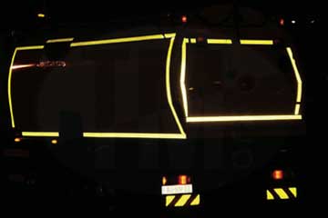 грузовик со светоотражающими лентами