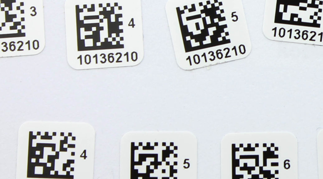Белые этикетки 10*10 мм с напечатанным QR-кодом