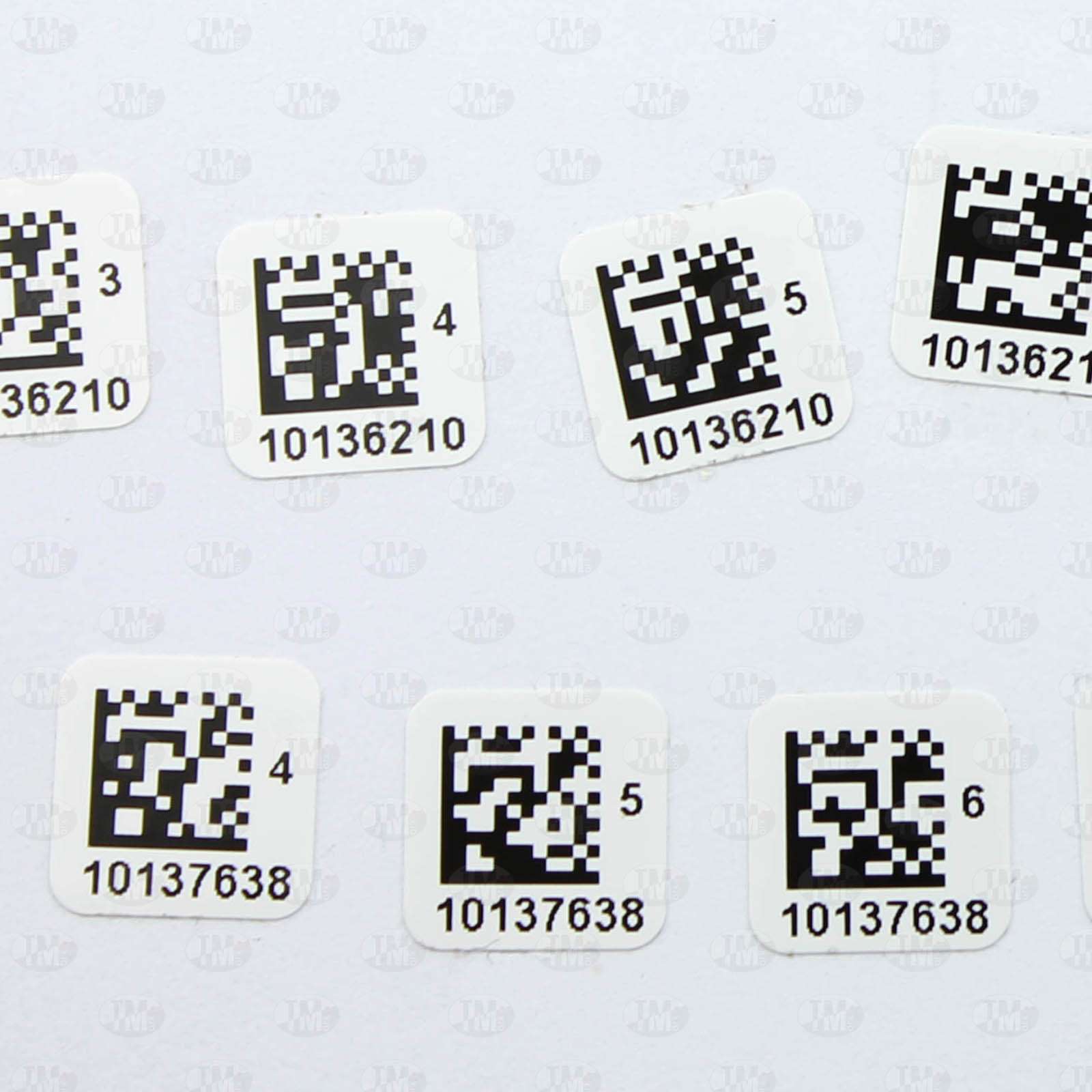 Белые этикетки 10*10 мм с напечатанным QR-кодом
