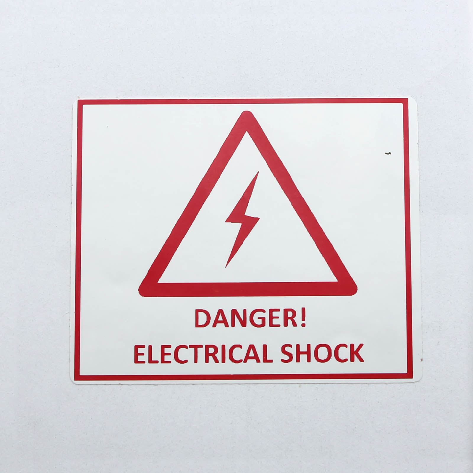Этикетки 50*60 мм красным рисунком "Опасность поражения электрическим током"
