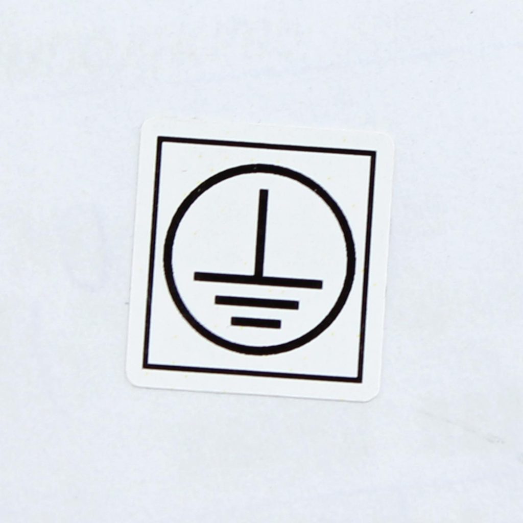 Этикетки 40*40 мм со знаком заземление из белого полиэстера